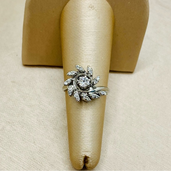 EUC Vintage Platinum Old European Cut Flower Ring w/ Round Diamond Accents - Picture 4 of 17